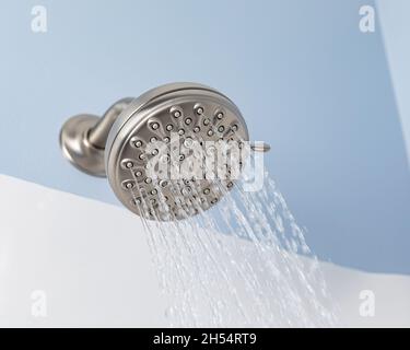 Flou de mouvement de l'eau qui coule de la pomme de douche dans la salle de bains.Douche, eau propre, entretien et réparation à domicile Banque D'Images