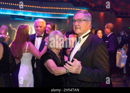 06 novembre 2021, Hessen, Francfort/M.: L'ancien ministre fédéral de la Défense Franz Josef Jung et l'épouse Gabriella dansent au 39e bal de la presse sportive allemande à l'Alte Oper à Francfort.Photo: Thomas Frey/dpa Banque D'Images