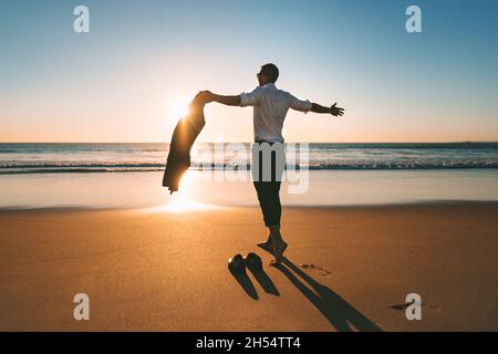 La vie est bonne.Homme réussi appréciant la vie et la liberté.Équilibre entre vie professionnelle et vie privée.Concept de jour de congé.Homme libre aux bras ouverts profitant de la nature. Banque D'Images