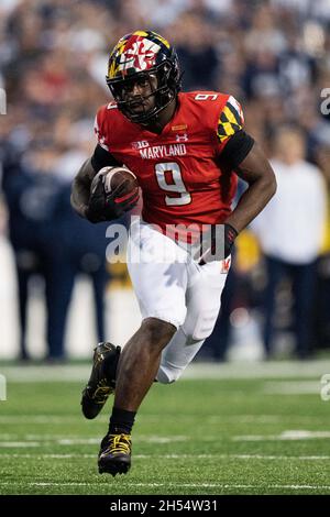 Maryland Terrapins Tight End Chigoziem Okonkwo (9) court avec le ballon pendant le match de football universitaire NCAA entre Penn State et Maryland le samedi 6 novembre 2021 à Capital One Field au Maryland Stadium à College Park, MD.Jacob Kupferman/CSM Banque D'Images