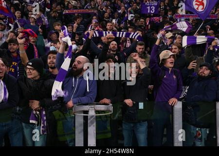 Turin, Italie, le 6 novembre 2021.Les fans de l'ACF Fiorentina applaudissent leur équipe lors du match série A à l'Allianz Stadium de Turin.Le crédit photo devrait se lire: Jonathan Moscrop / Sportimage Banque D'Images