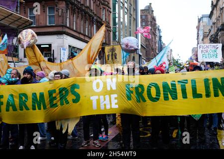 Glasgow, Écosse.6 novembre 2021.Les manifestants pour le changement climatique dans la rue mars Glasgow pour la Journée mondiale d'action contre le changement climatique.Photo Pauline Keightley/Alamy. Banque D'Images