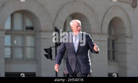 Milwaukee, Wisconsin, États-Unis.6 novembre 2021.Le maire de Milwaukee, Tom M. Barrett, accueille les spectateurs lorsqu'il passe devant l'hôtel de ville sur Water Street pendant le défilé de la fête des vétérans.M. Barrett devrait devenir l'ambassadeur des États-Unis au Luxembourg.Le président Joe Biden nommera Barrett pour servir.Après un hiatus d'un an dû à la pandémie de COVID en 2020, la parade de la journée des vétérans, organisée par la Chambre de commerce des vétérans du Wisconsin, a débuté le samedi 6 novembre 2021 dans le centre-ville de Milwaukee.Un mélange de flotteurs, d'expositions de patriotisme et de certains équipements militaires rouleront vers l'est de la 5e et de Wisconsin Avenue tourner Banque D'Images