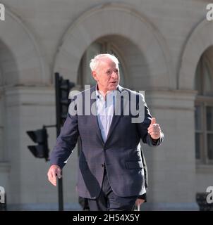 Milwaukee, Wisconsin, États-Unis.6 novembre 2021.Le maire de Milwaukee, Tom M. Barrett, accueille les spectateurs lorsqu'il passe devant l'hôtel de ville sur Water Street pendant le défilé de la fête des vétérans.M. Barrett devrait devenir l'ambassadeur des États-Unis au Luxembourg.Le président Joe Biden nommera Barrett pour servir.Après un hiatus d'un an dû à la pandémie de COVID en 2020, la parade de la journée des vétérans, organisée par la Chambre de commerce des vétérans du Wisconsin, a débuté le samedi 6 novembre 2021 dans le centre-ville de Milwaukee.Un mélange de flotteurs, d'expositions de patriotisme et de certains équipements militaires rouleront vers l'est de la 5e et de Wisconsin Avenue tourner Banque D'Images