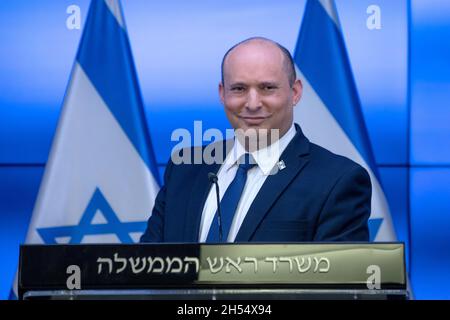 Jérusalem, Israël.06e novembre 2021.Le Premier ministre israélien Naftali Bennett tient une conférence de presse avec Foreign au Bureau de presse du Gouvernement (GPO) à Jérusalem le samedi 6 2021 novembre.Photo de piscine par Ohad Zwigenberg/UPI crédit: UPI/Alay Live News Banque D'Images