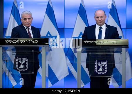 Jérusalem, Israël.06e novembre 2021.Le Premier ministre israélien Naftali Bennett (R) tient une conférence de presse avec le ministre des Affaires étrangères Yair Lapid (L) et le ministre des Finances Avigdor Liberman au bureau de presse du gouvernement (GPO) à Jérusalem le samedi 6 2021 novembre.Photo de piscine par Ohad Zwigenberg/UPI crédit: UPI/Alay Live News Banque D'Images