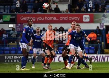 IPSWICH, GBR.6 NOV. Les défenses de Nicky Adams d'Oldham Athletic avec George Edmundson d'Ipswich Town lors du match de la coupe FA entre Ipswich Town et Oldham Athletic à Portman Road, Ipswich le samedi 6 novembre 2021.(Credit: Eddie Garvey | MI News) Credit: MI News & Sport /Alay Live News Banque D'Images