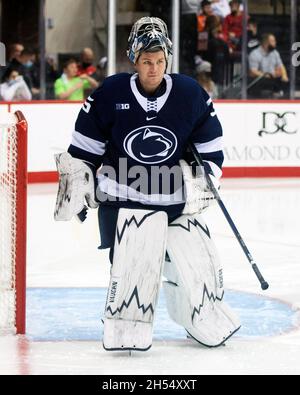 Columbus, Ohio, États-Unis.6 novembre 2021.Penn State Goaltender Oskar Autio (35) dans le jeu contre l'État de l'Ohio à Columbus, Ohio.Brent Clark/CSM/Alamy Live News Banque D'Images