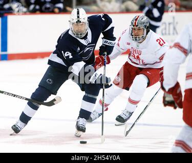 Columbus, Ohio, États-Unis.6 novembre 2021.L'avant de l'État de Pennsylvanie Ben Copeland (14) porte le palet à travers la défense de l'État de l'Ohio dans leur jeu à Columbus, Ohio.Brent Clark/CSM/Alamy Live News Banque D'Images