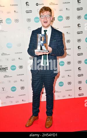 Luke Cutforth remporte le prix a assisté à la noyade d'Arthur Braxton - première mondiale à Curzon Soho, 2021-11-06, Londres, Royaume-Uni.Crédit : Picture Capital/Alamy Live News Banque D'Images