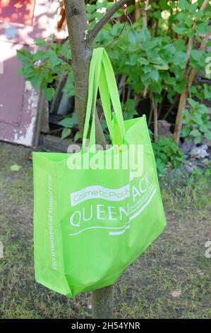 POZNAN, POLOGNE - 17 septembre 2016 : un sac vert écologique accroché à un arbre Banque D'Images