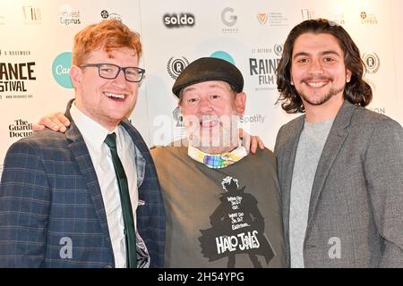 Luke Cutforth, Johnny Vegas a assisté à la noyade d'Arthur Braxton - première mondiale à Curzon Soho, 2021-11-06, Londres, Royaume-Uni.Crédit : Picture Capital/Alamy Live News Banque D'Images