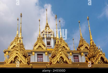 Le temple historique de Wat Ratchanatdaram, également connu sous le nom de Loha Prasat Banque D'Images