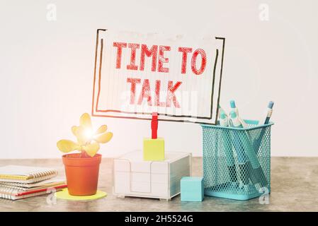 Durée de conversation du texte d'écriture manuscrite.Mot écrit sur pour discuter avec la personne à fond ou pour transmettre l'information rangement rangement de l'espace de travail rédaction Outils de bureau Banque D'Images