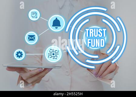 Fonds fiduciaire d'affichage conceptuel.Mot pour argent qui est détenu par les fiduciaires pour les bénéficiaires Lady Holding Tablet appuyant sur le bouton virtuel Banque D'Images