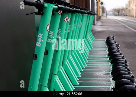 Boulonner les scooters électriques.Bolt est un réseau de transport, un système de partage de trottinettes et une compagnie de livraison de nourriture opérant à l'échelle internationale. Banque D'Images