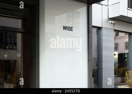 Le logo de la société WISE sur la façade du siège social.Anciennement TransferWise.La technologie financière basée à Londres se négocie à la Bourse de Londres. Banque D'Images