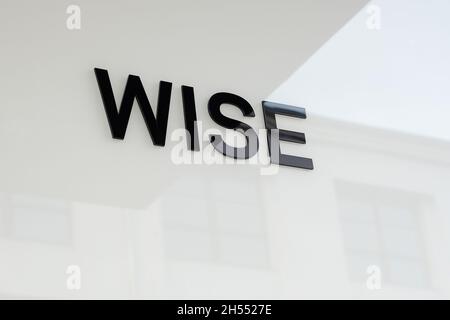 Le logo de la société WISE sur la façade du siège social.Anciennement TransferWise.La technologie financière basée à Londres se négocie à la Bourse de Londres. Banque D'Images