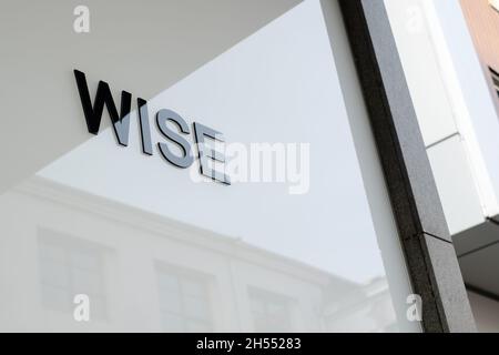 Le logo de la société WISE sur la façade du siège social.Anciennement TransferWise.La technologie financière basée à Londres se négocie à la Bourse de Londres. Banque D'Images