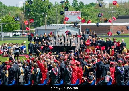 Lansing, Kansas.Lycée de Lansing.Classe finissant de jeter leurs chapeaux dans l'air. Banque D'Images