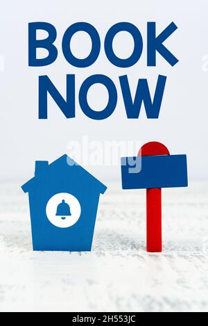 Panneau d'écriture à la main Réservez maintenant.Mot écrit sur garanti d'avoir place parce que vous l'avez déjà acheté présentant l'activité immobilière, création Banque D'Images
