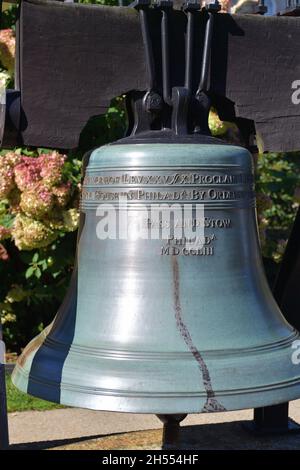 Concord, New Hampshire, États-Unis.Réplique de la Liberty Bell sur le terrain du bâtiment du Capitole de l'État du New Hampshire situé à Concord, New Hampshire. Banque D'Images