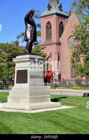 Concord, New Hampshire, États-Unis.La statue de John Parker Hale est située sur le terrain du bâtiment du Capitole de l'État du New Hampshire. Banque D'Images