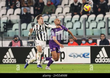 Turin, Italie, le 6 novembre 2021.Federico Chiesa de Juventus tussles avec Sofyan Amrabas de l'ACF Fiorentina pendant le match de la série A au stade Allianz, à Turin.Le crédit photo devrait se lire: Jonathan Moscrop / Sportimage Banque D'Images