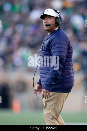 South Bend, Indiana, États-Unis.06e novembre 2021.Ken Niumatalolo, entraîneur-chef de la Marine, au cours d'un match de football de la NCAA entre les midshipmen de la Marine et notre Dame qui combattent l'irlandais au stade notre Dame de South Bend, dans l'Indiana.Notre Dame défait la Marine 34-6.John Mersiits/CSM/Alamy Live News Banque D'Images