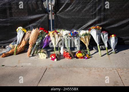 Houston, États-Unis.6 novembre 2021.Des fleurs sont déposées à l'extérieur du parc NRG, site d'une Stampede pendant le festival Astroworld, à Houston, Texas, États-Unis, le 6 novembre,2021. L'enquête sur la Stampede laissant huit morts et beaucoup d'autres blessés vendredi soir au festival Astroworld à Houston était en cours, le maire de Houston Sylvester Turner a déclaré samedi après-midi.Crédit : Lao Chengyue/Xinhua/Alay Live News Banque D'Images