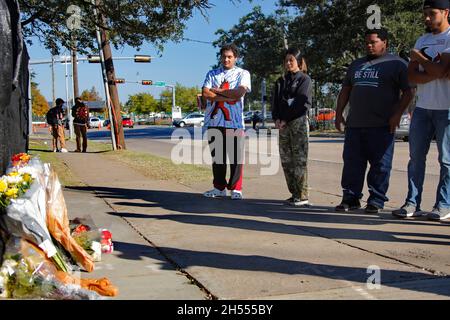 Houston, États-Unis.6 novembre 2021.Les amateurs de garrots respectent à l'extérieur du parc NRG, le site d'un Stampede pendant le festival Astroworld, à Houston, Texas, États-Unis, le 6 novembre,2021. L'enquête sur la Stampede laissant huit morts et beaucoup d'autres blessés vendredi soir au festival Astroworld à Houston était en cours, le maire de Houston Sylvester Turner a déclaré samedi après-midi.Crédit : Lao Chengyue/Xinhua/Alay Live News Banque D'Images