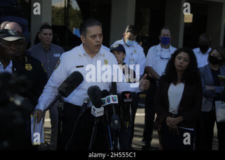 Houston, États-Unis.6 novembre 2021.Samuel Pena, chef du service des incendies de Houston, parle lors d'une conférence de presse à l'hôtel Wyndham de Houston, Texas, États-Unis, le 6 novembre 2021.L'enquête sur la Stampede qui a fait huit morts et beaucoup d'autres blessés vendredi soir au festival Astroworld à Houston était en cours, a déclaré le maire de Houston Sylvester Turner samedi après-midi.Crédit : Lao Chengyue/Xinhua/Alay Live News Banque D'Images