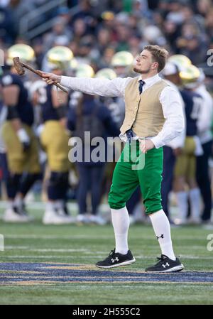 South Bend, Indiana, États-Unis.06e novembre 2021.Notre Dame Leprechaun lors du match de football de la NCAA entre les midshipmen de la Marine et notre Dame qui combattent l'irlandais au stade notre Dame de South Bend, Indiana.Notre Dame défait la Marine 34-6.John Mersiits/CSM/Alamy Live News Banque D'Images