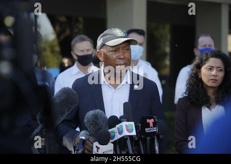 Houston, États-Unis.6 novembre 2021.Le maire de Houston, Sylvester Turner, parle lors d'une conférence de presse à l'hôtel Wyndham à Houston, Texas, États-Unis, le 6 novembre 2021.L'enquête sur la Stampede qui a fait huit morts et beaucoup d'autres blessés vendredi soir au festival Astroworld à Houston était en cours, a déclaré Sylvester Turner.Crédit : Lao Chengyue/Xinhua/Alay Live News Banque D'Images