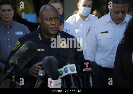 Houston, États-Unis.6 novembre 2021.Le chef de police de Houston, Troy Finner, parle lors d'une conférence de presse à l'hôtel Wyndham de Houston, Texas, États-Unis, le 6 novembre 2021.L'enquête sur la Stampede qui a fait huit morts et beaucoup d'autres blessés vendredi soir au festival Astroworld à Houston était en cours, a déclaré le maire de Houston Sylvester Turner samedi après-midi.Crédit : Lao Chengyue/Xinhua/Alay Live News Banque D'Images