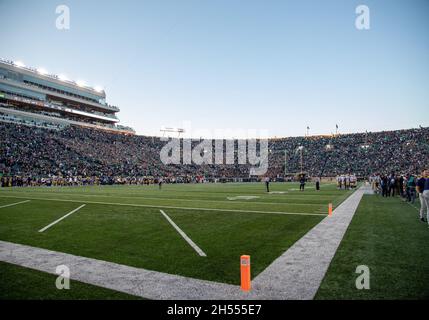 South Bend, Indiana, États-Unis.06e novembre 2021.Une vue d'ensemble lors du match de football de la NCAA entre les midshipmen de la Marine et les combattants irlandais de notre Dame au stade notre Dame de South Bend, Indiana.Notre Dame défait la Marine 34-6.John Mersiits/CSM/Alamy Live News Banque D'Images