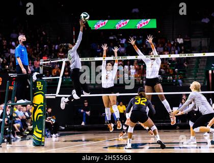 Waco, Texas, États-Unis.6 novembre 2021.YOSSIANA PRESSLEY (22) pointe la balle lors d'un GRAND match de conférence de 12 entre le no 10 Baylor et le no 1 Texas au Centre Ferrell de Waco, Texas, le 06 novembre 2021.Baylor a gagné le match 3:1.Le Texas leur première perte de la saison.(Image de crédit : © Matthew Smith/ZUMA Press Wire) Banque D'Images