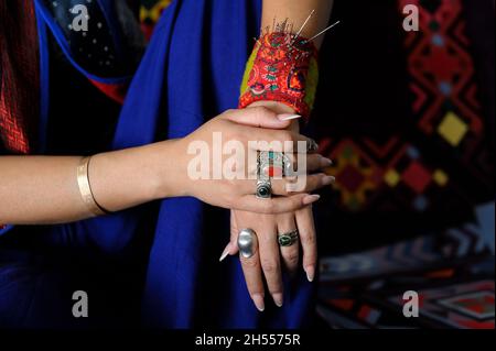 Les mains de Needlewoman Banque D'Images