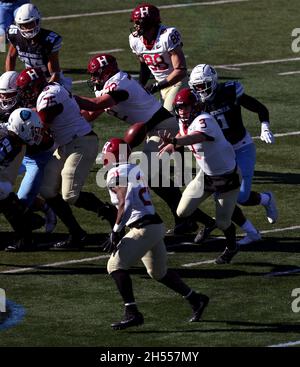 New York, New York, États-Unis.6 novembre 2021.Le quarterback de Harvard Crimson Luke EMGE met le ballon à la course de Back Aidan Borguet pendant le match contre les Lions de Columbia aujourd'hui au stade de Vienne de Columbia à New York.Harvard a gagné le jeu 49-21.Crédit : Adam Stoltman/Alamy Live News Banque D'Images