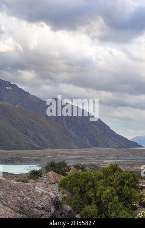 Paysages des Alpes du Sud.Sommets enneigés au-dessus du lac Tasman.Île du Sud, Nouvelle-Zélande Banque D'Images