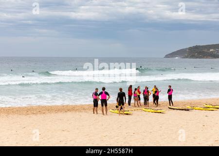 Surf live sauvant des volontaires étant enseigné comment surfer sur Manly Beach, surf sauvetage nsw est composé de volontaires sauveteurs, Sydney, Australie Banque D'Images