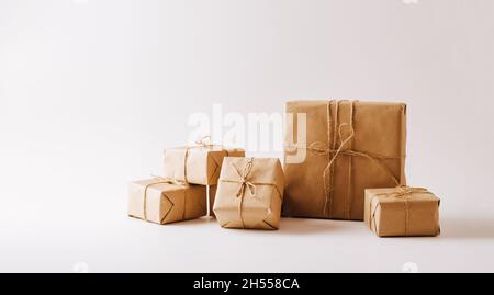 Cadeaux dans un emballage en papier écologique sur fond blanc.Concept minimaliste de l'espace de copie Banque D'Images