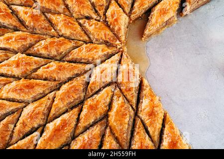 Délicieux rhombus en forme de village turc baklava avec des noix dans un plateau Banque D'Images