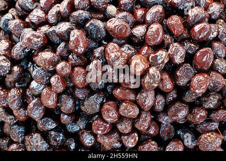 Tas d'olives noires fraîches sur le comptoir du marché agricole.Vue rapprochée. Banque D'Images