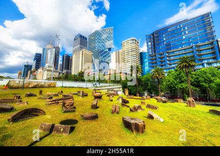 Pelouse verte cultivée sur la rue Macquarie, dans le centre-ville de Sydney, en vue des tours de bureaux modernes. Banque D'Images