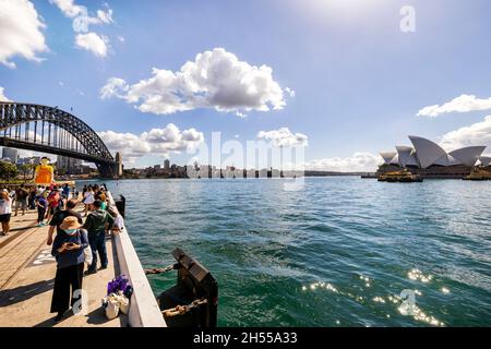 Sydney, Australie – 31 octobre 2021 : poupée Squid près de Harbour Bridge et de l'Opéra avec une foule de fans. Banque D'Images