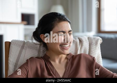 Gros plan sur une jeune femme ethnique indienne en train de rire Banque D'Images