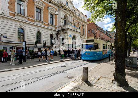 Göteborg, Suède, 2019, juillet, 3: Quelques personnes en face du tram, route de vasagatan Banque D'Images