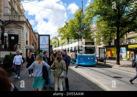 Göteborg, Suède, 2019, juillet, 3: Quelques personnes en face du tram, route de vasagatan Banque D'Images