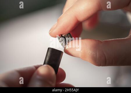 Le câble usb est pliable avec une fixation magnétique à portée de main. Banque D'Images